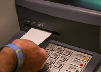 ATM: Ξεκινούν οι τσουχτερές χρεώσεις στις διατραπεζικές αναλήψεις