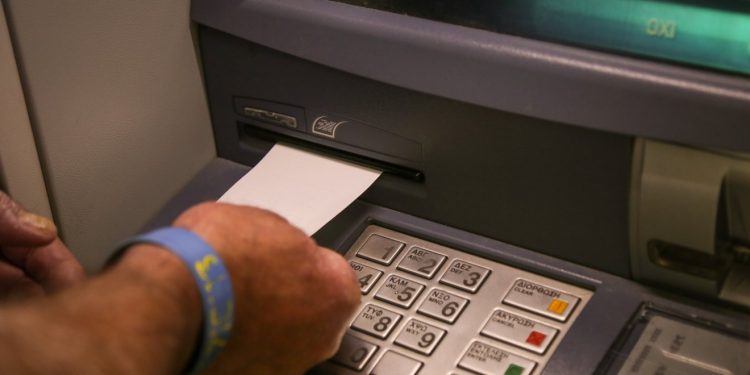 ATM: Ξεκινούν οι τσουχτερές χρεώσεις στις διατραπεζικές αναλήψεις
