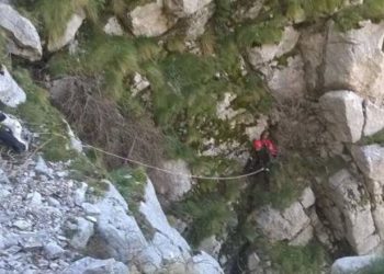 ΑΣΠΡΑ ΣΠΙΤΙΑ ΑΡΧΑΙΑΣ ΟΛΥΜΠΙΑΣ: Ι.Χ. εντοπίστηκε σε χαράδρα!