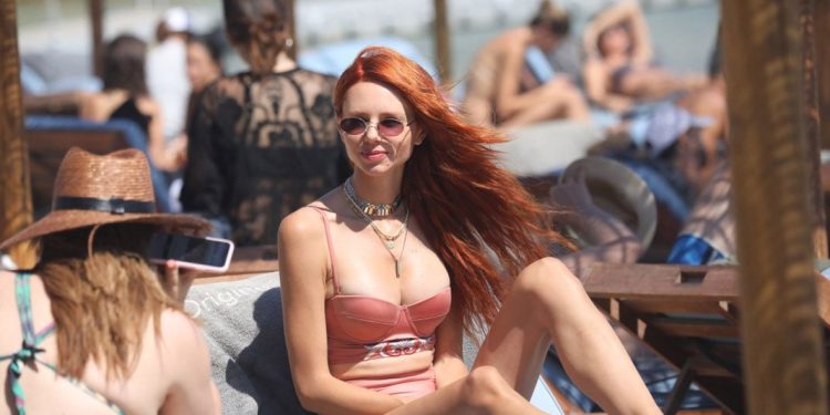 Η Έβελυν Καζαντζόγλου με σούπερ σέξι μαγιό στην παραλία