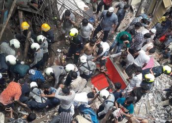 Ινδία: Τουλάχιστον 40 εγκλωβισμένοι στα ερείπια κτηρίου που κατέρρευσε