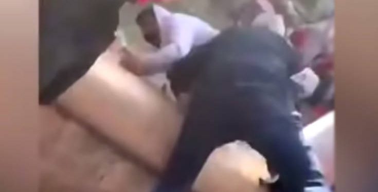 «Καμπάνα» της Λίβερπουλ σε οπαδό της που έριξε έναν άνθρωπο σε συντριβάνι