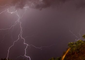 Κακοκαιρία: 14.000 κεραυνοί στο Ιόνιο, 1.500 στη Δ. Ελλάδα την Τρίτη