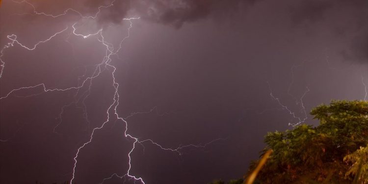 Κακοκαιρία: 14.000 κεραυνοί στο Ιόνιο, 1.500 στη Δ. Ελλάδα την Τρίτη