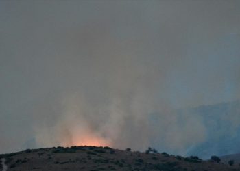 Μαίνεται η πυρκαγιά στον Κιθαιρώνα Αττικής