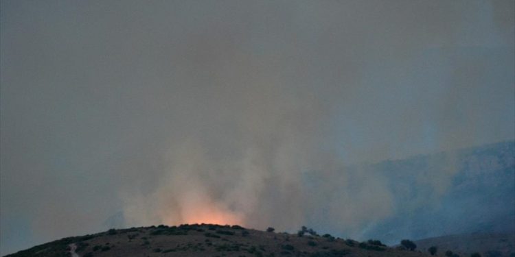 Μαίνεται η πυρκαγιά στον Κιθαιρώνα Αττικής