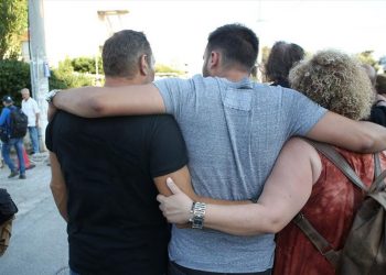 Μάτι: Αγκαλιασμένοι τίμησαν τα 102 θύματα της τραγωδίας