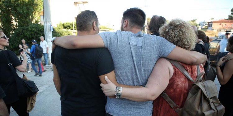 Μάτι: Αγκαλιασμένοι τίμησαν τα 102 θύματα της τραγωδίας