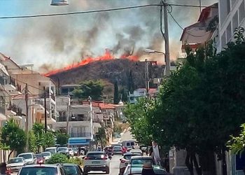 Ναύπλιο: Σε εξέλιξη πυρκαγιά κοντά σε κατοικημένη περιοχή