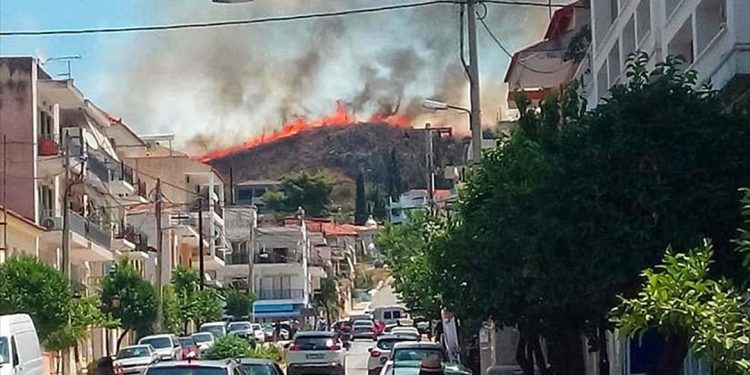 Ναύπλιο: Σε εξέλιξη πυρκαγιά κοντά σε κατοικημένη περιοχή