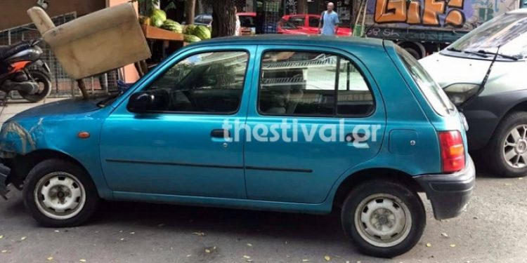 ΘΕΣΣΑΛΟΝΙΚΗ: Πάρκαρε παράνομα και βρήκε το πρωί πάνω στο αυτοκίνητό του μια… πολυθρόνα!