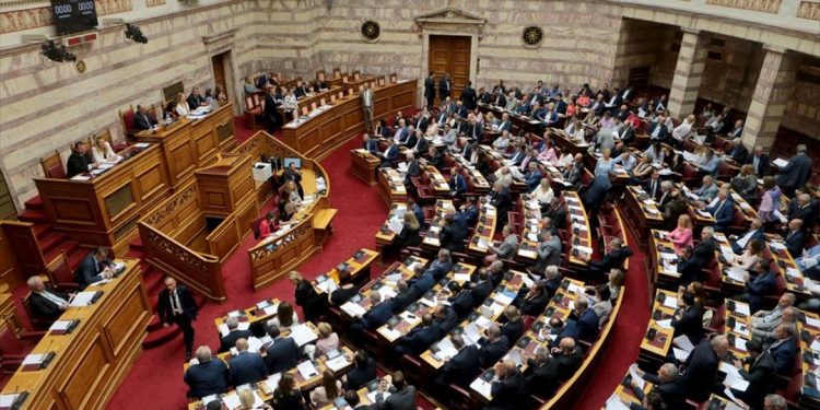 Προγραμματικές δηλώσεις: Τη σκυτάλη οι υπουργοί και οι βουλευτές