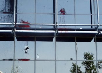 Ρουβίκωνας: Εισβολή και μπογιές στα γραφεία της Athens Voice