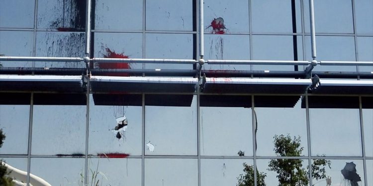 Ρουβίκωνας: Εισβολή και μπογιές στα γραφεία της Athens Voice