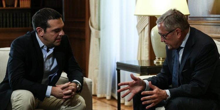 Σε εξέλιξη η συνάντηση Τσίπρα - Ρέγκλινγκ