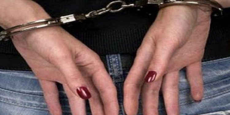 Σύλληψη ημεδαπής για κατοχή ναρκωτικών