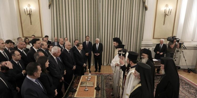 Τελετές παράδοσης - παραλαβής: Πιάνει δουλειά η νέα κυβέρνηση