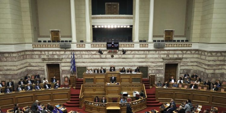 Τι προβλέπουν τα δύο φορολογικά ν/σ που προωθεί η κυβέρνηση