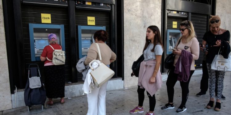Από σήμερα οι νέες χρεώσεις για αναλήψεις σε ΑΤΜ άλλης τράπεζας