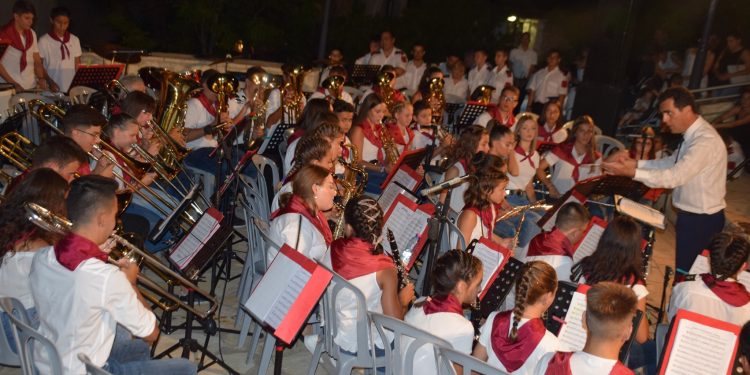 ΦΙΛΑΡΜΟΝΙΚΗ ΛΕΧΑΙΝΩΝ: Εντυπωσιακή συναυλία στους Φιλιάτες Θεσπρωτίας (φωτος)