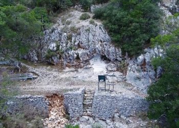 Αηδονιά Πρεβέζης: Ένα εκκλησάκι μέσα σε σπηλιά