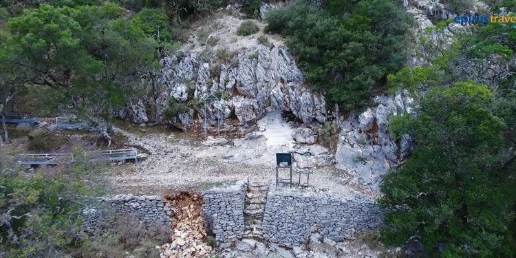 Αηδονιά Πρεβέζης: Ένα εκκλησάκι μέσα σε σπηλιά