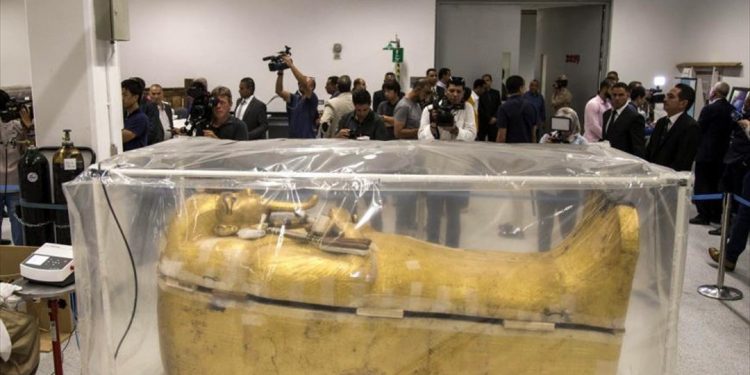 Αίγυπτος: Παρουσιάστηκε η επίχρυση σαρκοφάγος του Τουταγχαμών