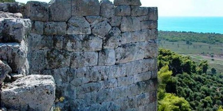 Το καμάρι της Μίνθης: Κάστρο Αράκλοβου ή Κάστρο του Βουτσαρά