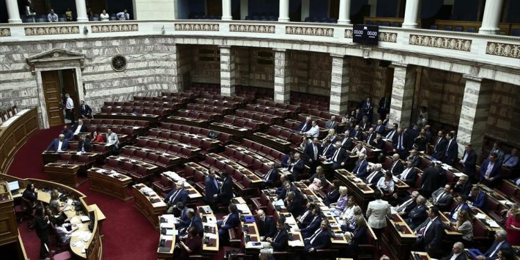 Βουλή: Ψηφίστηκε το νομοσχέδιο για άσυλο, ΟΤΑ