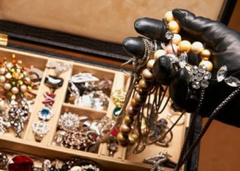 Της έκλεψε κοσμήματα συνολικής αξίας 12.000 ευρώ