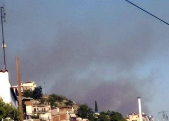 Πυκνός καπνός από πυρκαγιά «σκέπασε» την πόλη της Λαμίας