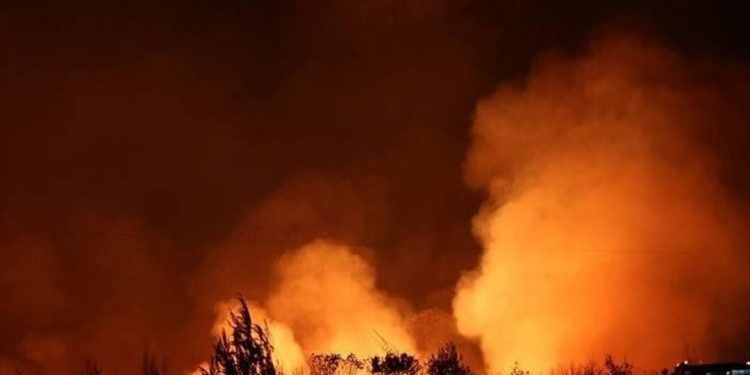 Μάχη με τις φλόγες σε Εύβοια, Θάσο και Βοιωτία