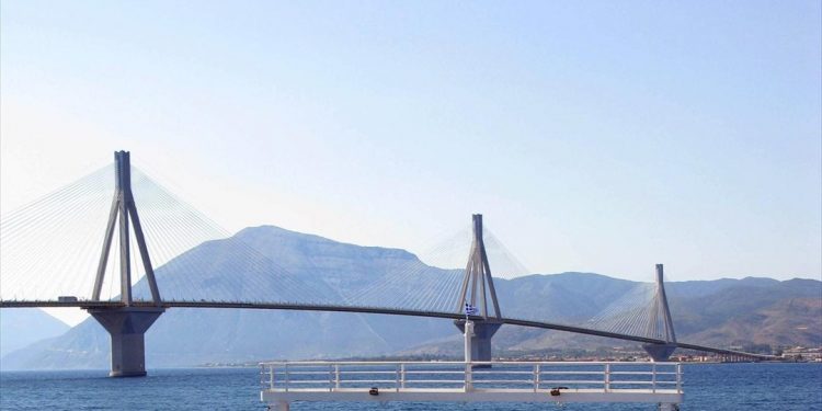 Πόντιση του πρώτου υποβρύχιου καλωδίου 400 kV