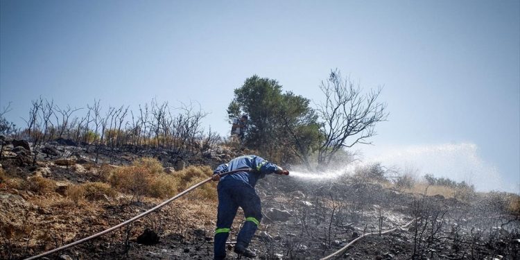 Πύρινα μέτωπα στην Πελοπόννησο - Οριοθετήθηκε η φωτιά στα Κύθηρα, σε ύφεση στη Σάμο