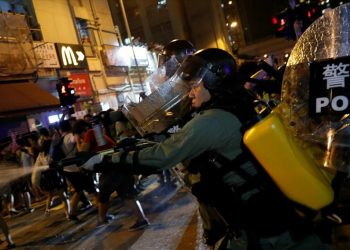 Χονγκ Κονγκ: Αντλίες νερού και πυροβολισμός από την αστυνομία κατά διαδηλωτών