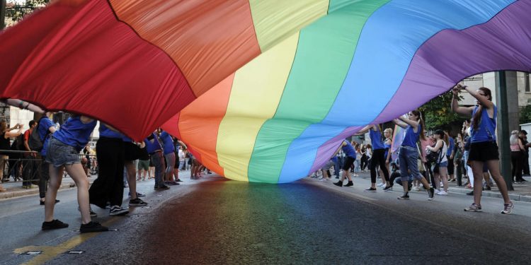 Ένας γκέι μιλάει για τη ζωή του και τη στιγμή που το αποκάλυψε στους γονείς του
