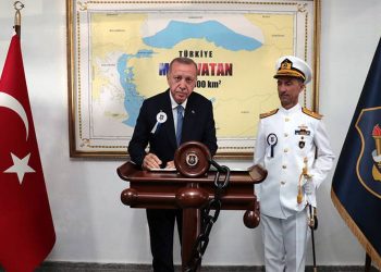 Ποζάρει μπροστά σε χάρτη με τον οποίο «ζητά» το μισό Αιγαίο – News.gr