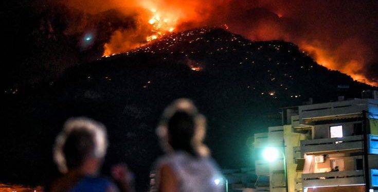 Ολονύκτια μάχη με τις φλόγες στο Λουτράκι
