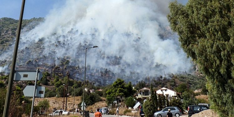 «Μάχη» με πολλές εστίες και αναζωπυρώσεις στο Λουτράκι – News.gr