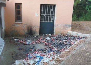 Σκουπιδότοπος το προαύλιο Ιερού Ναού στο Αιτωλικό, έναν μήνα μετά το πανηγύρι