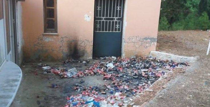 Σκουπιδότοπος το προαύλιο Ιερού Ναού στο Αιτωλικό, έναν μήνα μετά το πανηγύρι