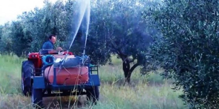 Π.Ε ΗΛΕΙΑΣ: Συνεχίζονται οι δολωματικοί ψεκασμοί σε τοπικές κοινότητες της Ηλείας