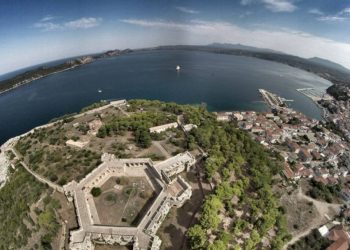 ΣΦΑΚΤΗΡΙΑ: Το άγνωστο ελληνικό νησί με το αποτρόπαιο όνομα και την ιστορία γεμάτη αίμα