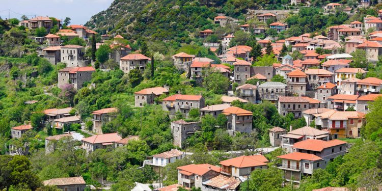 Η «Χωριατοπούλα του Μοριά» και η αυθεντική γοητεία της – Newsbeast