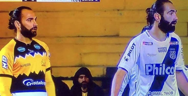 Ο... ίδιος άνθρωπος έπαιζε και για τις δύο ομάδες και παρακολουθούσε και τον αγώνα