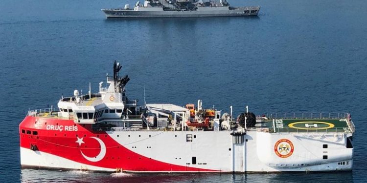 Το ORUCREIS βγήκε από το λιμάνι του και πλέει νοτιοανατολικά του Καστελόριζου, ελληνική άσκηση γύρω από το νησί