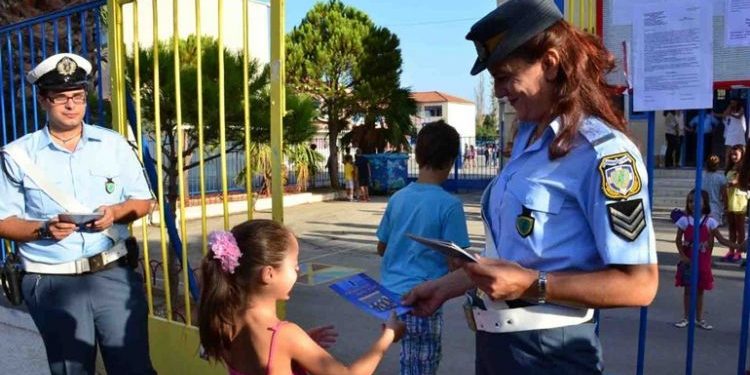 ΔΥΤΙΚΗ ΕΛΛΑΔΑ: Ενημερωτικά φυλλάδια τροχαίας θα διανείμουν οι αστυνομικοί, σε γονείς και μαθητές δημοτικών σχολείων