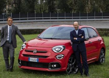 O Ρομπέρτο Μαντσίνι «παίζει μπάλα» με το Fiat 500Χ Sport