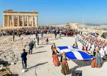 Η επετειακή έπαρση της σημαίας στην Ακρόπολη για τα 75 χρόνια από την απελευθέρωση της Αθήνας