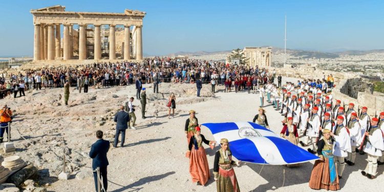 Η επετειακή έπαρση της σημαίας στην Ακρόπολη για τα 75 χρόνια από την απελευθέρωση της Αθήνας